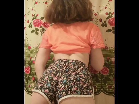 ❤️ Tânără sexy care se dezbracă de pantaloni scurți în fața camerei de filmat ❤️   at ro.verhentai.ru ☑