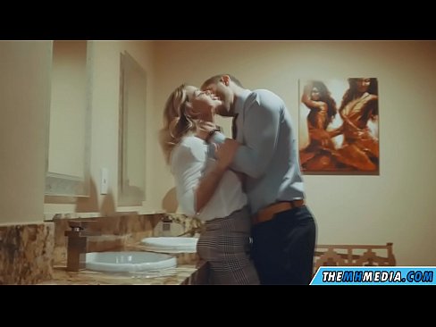 ❤️ Când o blondă cu sânii mari te seduce într-o toaletă publică ❤️ at ro.verhentai.ru ☑
